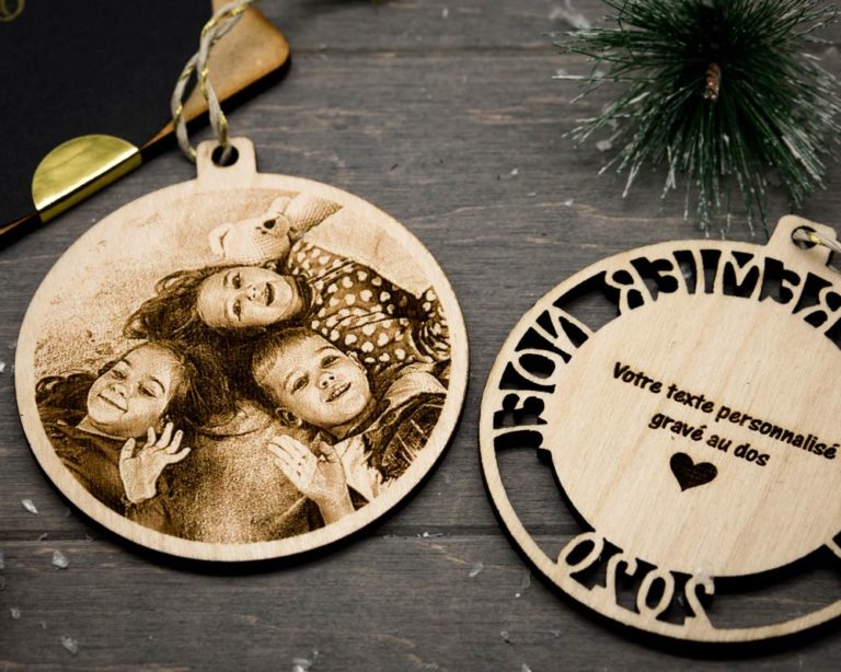 Boule de Noël personnalisée en bois avec gravure photo et texte, avec 