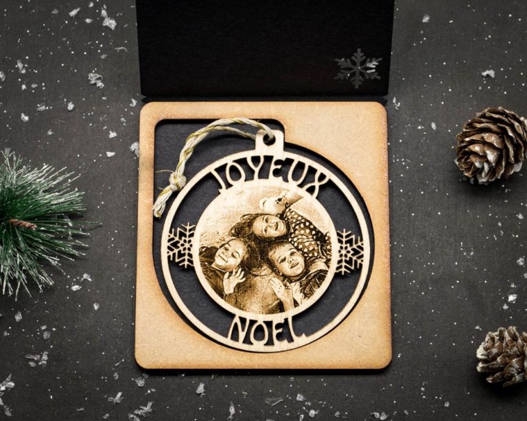 Boule De Noël En Bois Gravée 'Joyeux Noël' - Fabrication Artisanale Française, Décoration Sapin Avec Ruban Rouge