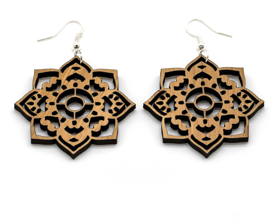 Boucles d'oreilles bois DHLaser Design Sirius en Bambou avec motif floral géométrique découpé, tons clairs dorés, fond blanc, style bohème