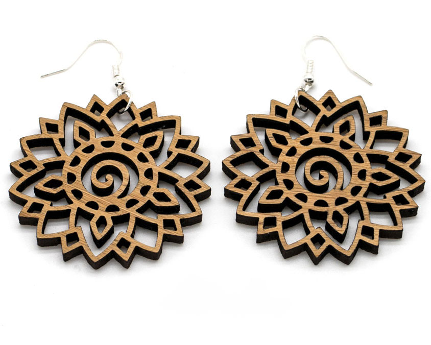 Boucles d'oreilles bois DHLaser Design en Bambou modele Atria motif mandala floral decoupé, teinte beige clair, paire sur fond blanc