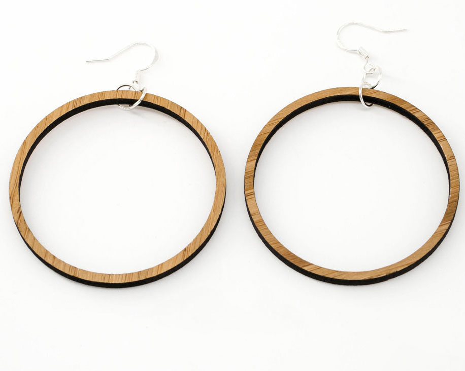 Boucles d'oreilles bois DHLaser Design en Bambou creole , posée sur fond blanc, style epure