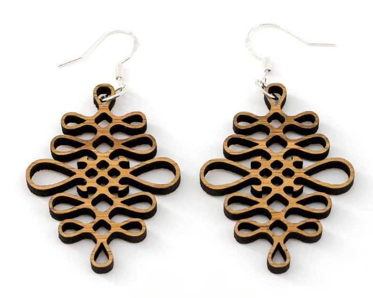 Boucles d'oreilles bois DHLaser Design en Bambou modele Antares, motif floral geometrique decoupe, veines chaudes cuivrees, fond blanc studio, style boheme