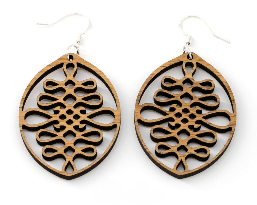 Boucles d'oreilles bois DHLaser Design en Bambou motif Aldébaran, découpe florale organique, veines claires, fond blanc, style élégant