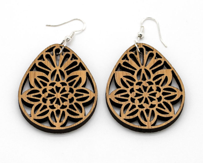 Boucles d'oreilles bois DHLaser Design en Bambou avec motif floral Mizar, veines dorées claires, fond blanc, style minimaliste