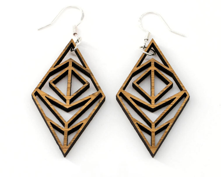 Boucles d'oreilles bois DHLaser Design en Bambou foncé motif losanges superposés Alnair, veinage contrasté, fond blanc, style moderne