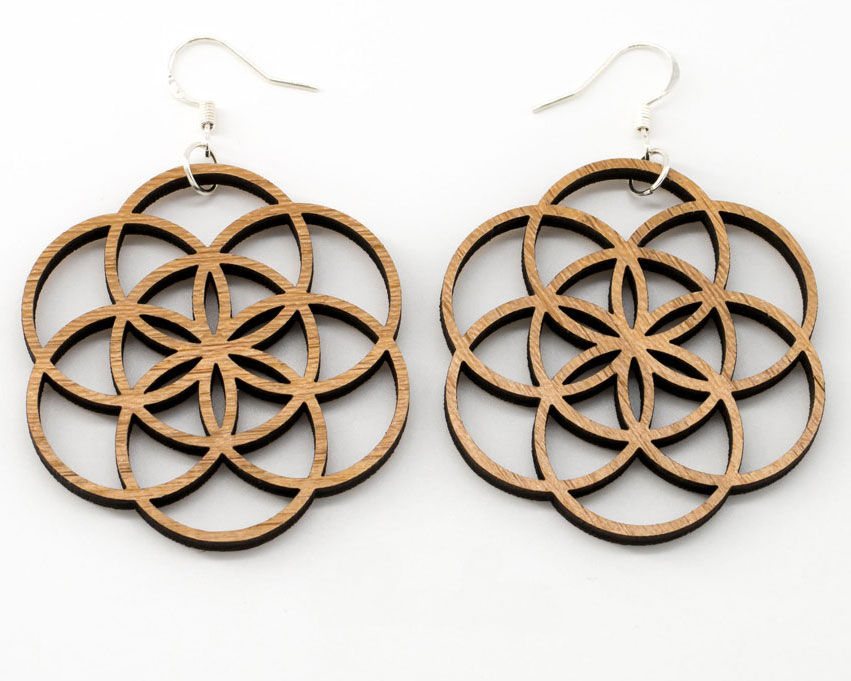 Boucles d'oreilles bois DHLaser Design en Bambou motif Graine de vie, veinage doré, paire fond blanc, style minimaliste