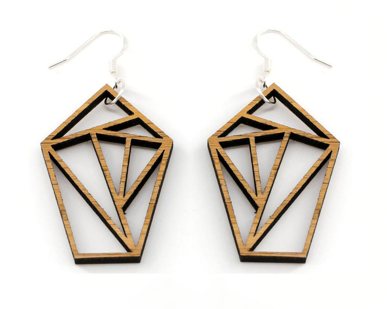 Boucles d'oreilles bois DHLaser Design en Bambou et Noyer bicolore motif losange Alioth, veines contrastées, fond blanc, style moderne