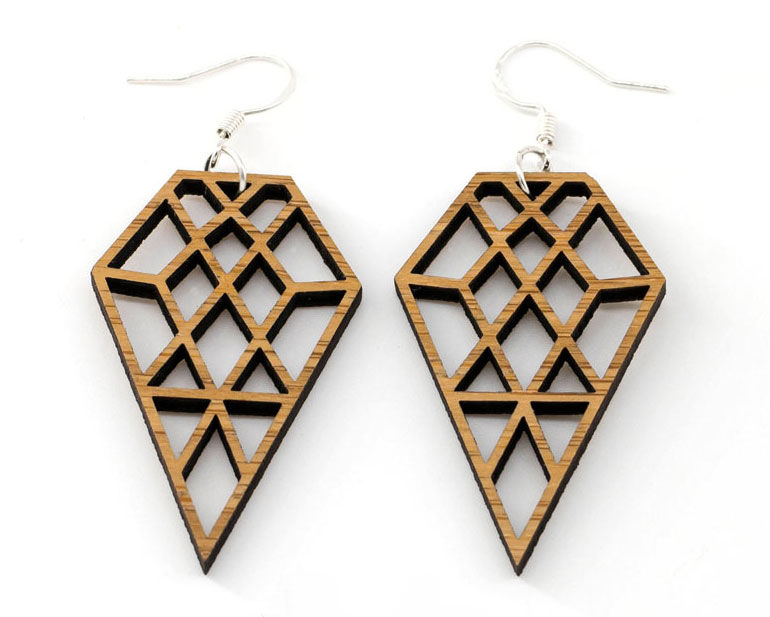 Boucles d'oreilles bois DHLaser Design en Bambou Diamant, triangle découpé hexagonal, veines dorées, fond blanc, style épuré