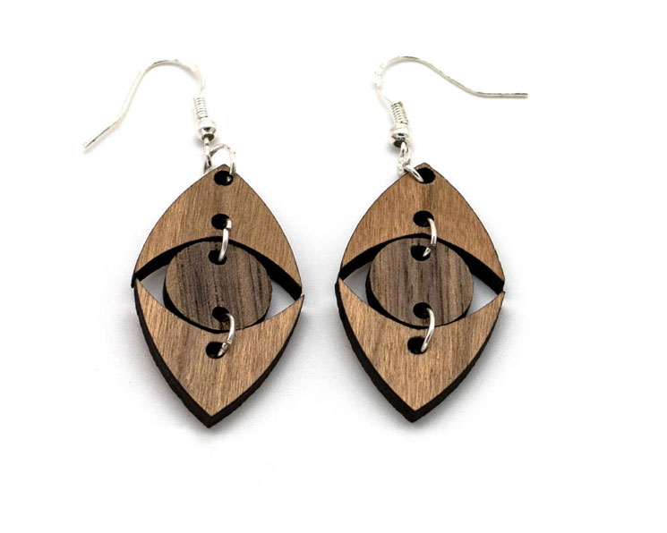 Boucles d'oreilles bois DHLaser Design en Noyer modele El Nath, motif geometrique abstrait decoupe, veinage chaud contraste, fond blanc, style contemporain.