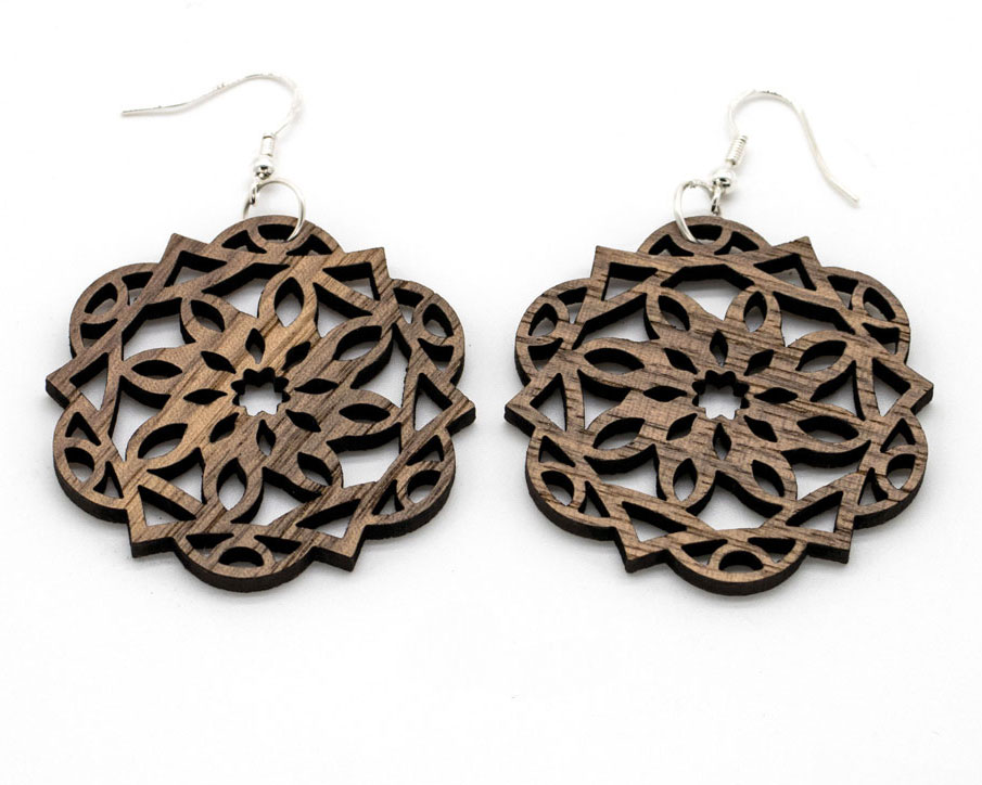 Boucles d'oreilles bois DHLaser Design en Noyer avec motif Canopus entrelace, veines sombres marquees, fond blanc, style artisanal