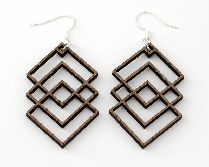 Boucles d'oreilles bois DHLaser Design en Noyer modèle Hadar, losanges découpés, veinage sombre, fond blanc