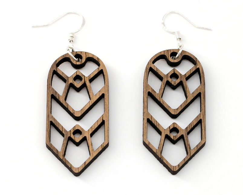 Boucles d'oreilles bois DHLaser Design en Noyer modèle Altair, motif hexagonal découpé, veines sombres mates, fond blanc, style bohème