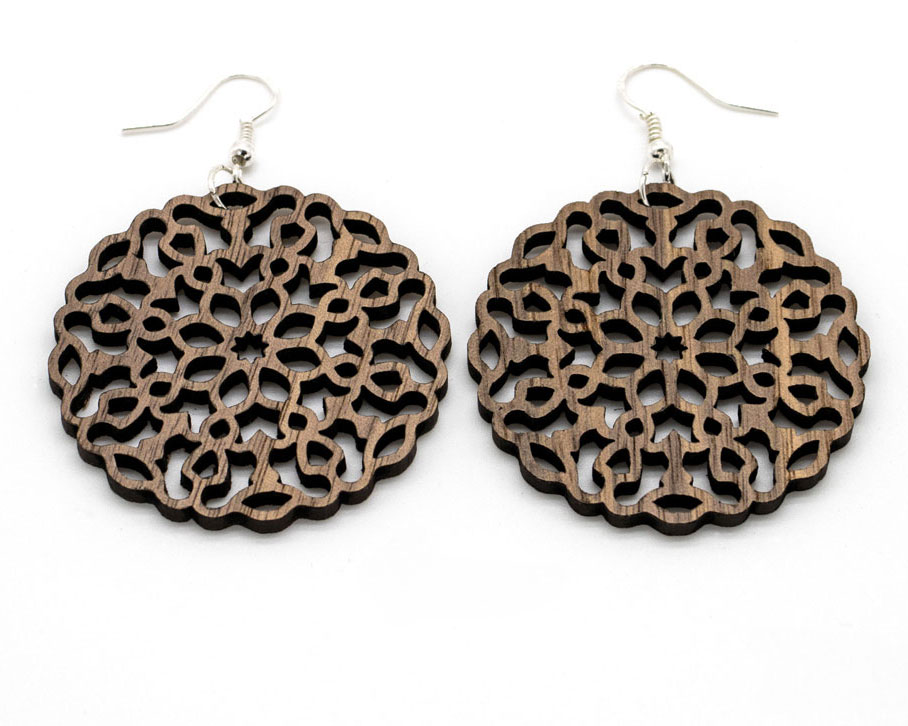 Boucles d'oreilles bois DHLaser Design en Noyer modele Schaula, motif geometrique entrelace, veines sombres contrastees, fond blanc studio