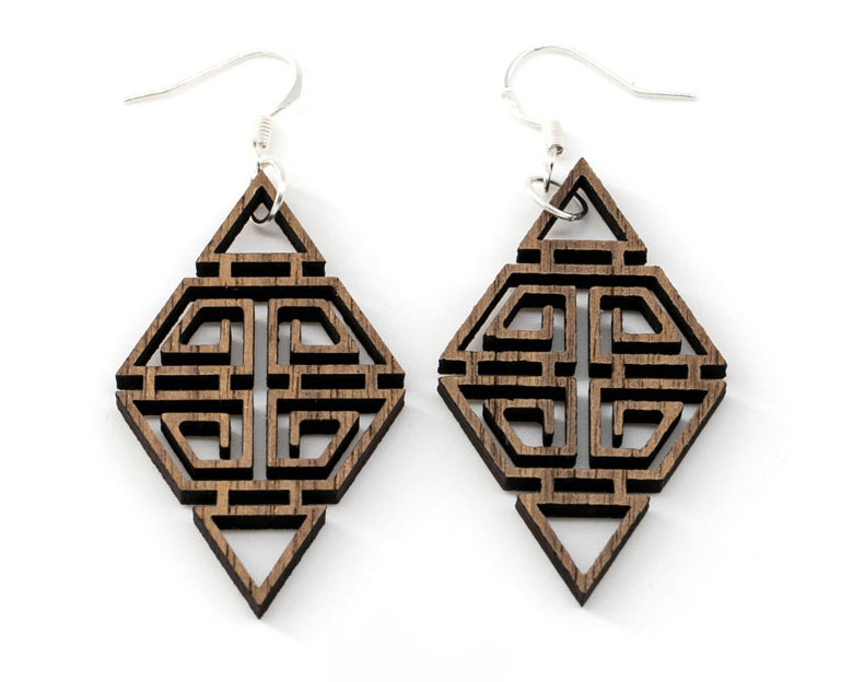 Boucles d'oreilles bois DHLaser Design en Noyer motif Aztec losange découpé, veines sombres contrastées, fond blanc studio