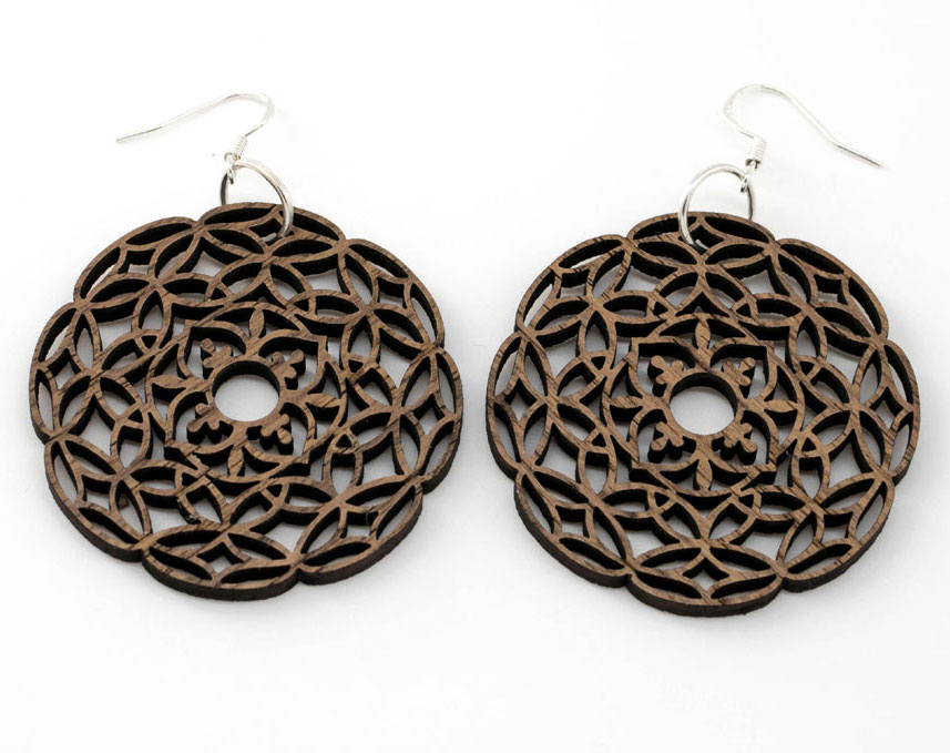 Boucles d'oreilles bois DHLaser Design en Noyer Adhara, motif treillis découpé, veines sombres contrastées, fond blanc, style élégant